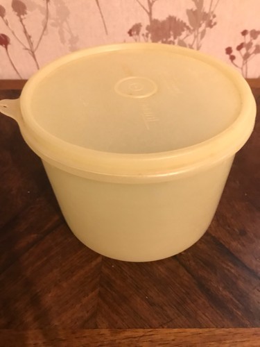 Tupperware tub with lid - tupperware,